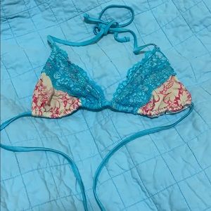 BEACH BUNNY BLUE LACE BIKINI TOP S